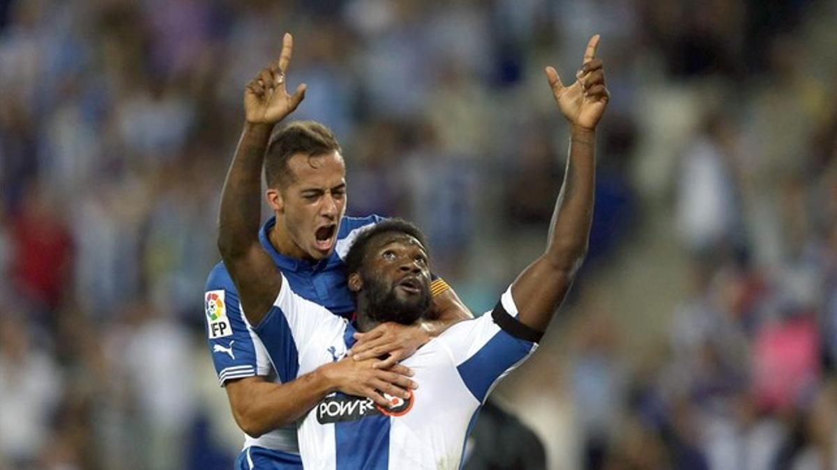 Lucas se abraza a Caicedo, en un partido ante el Málaga.