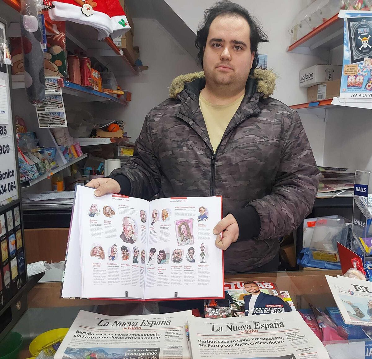 Bruno Plasencia, con un ejemplar, en el quiosco ubicado junto a la plaza del Continental, en La Arena.