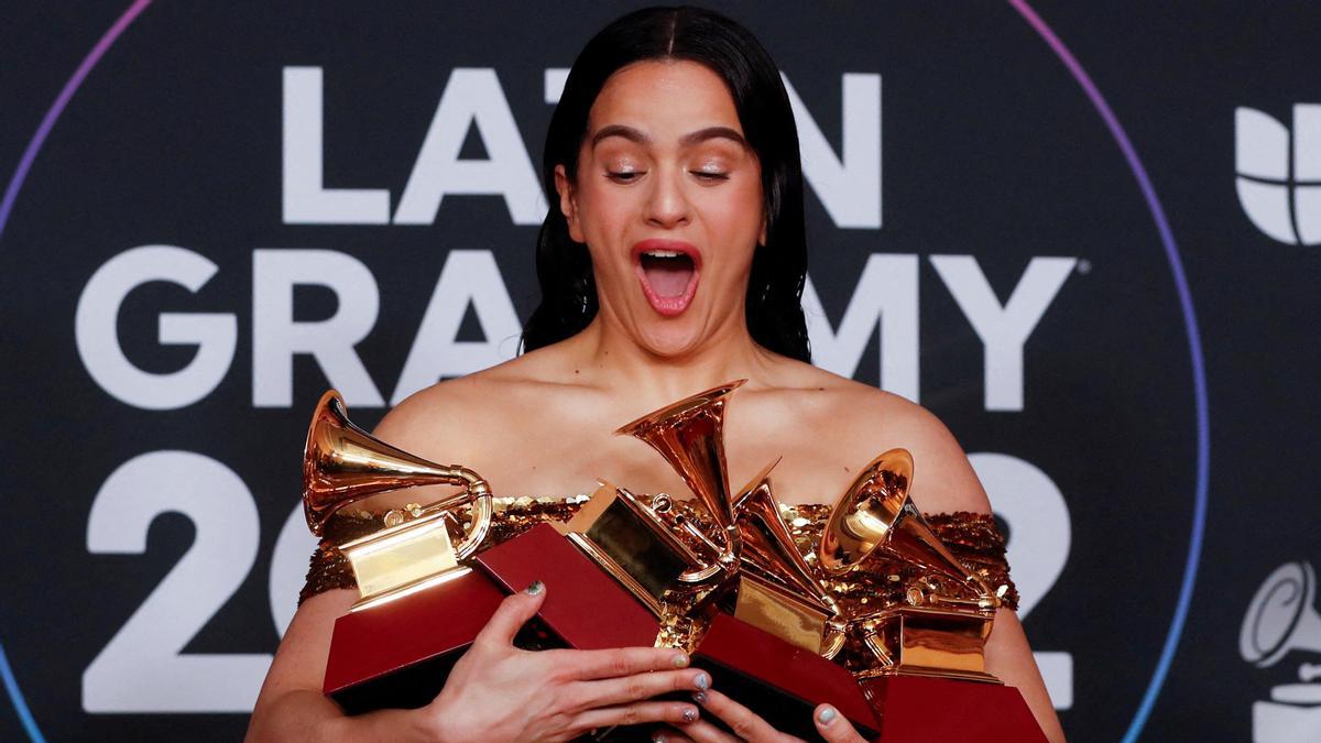 Rosalía, amb els quatre premis recollits als Grammy Llatins