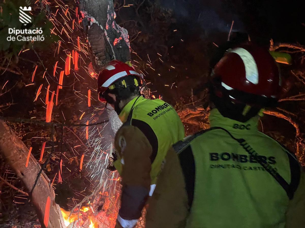 Bomberos en plena extinción del incendio.