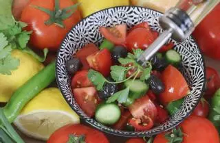 Ensalada con melocotón: la cena perfecta para adelgazar este verano