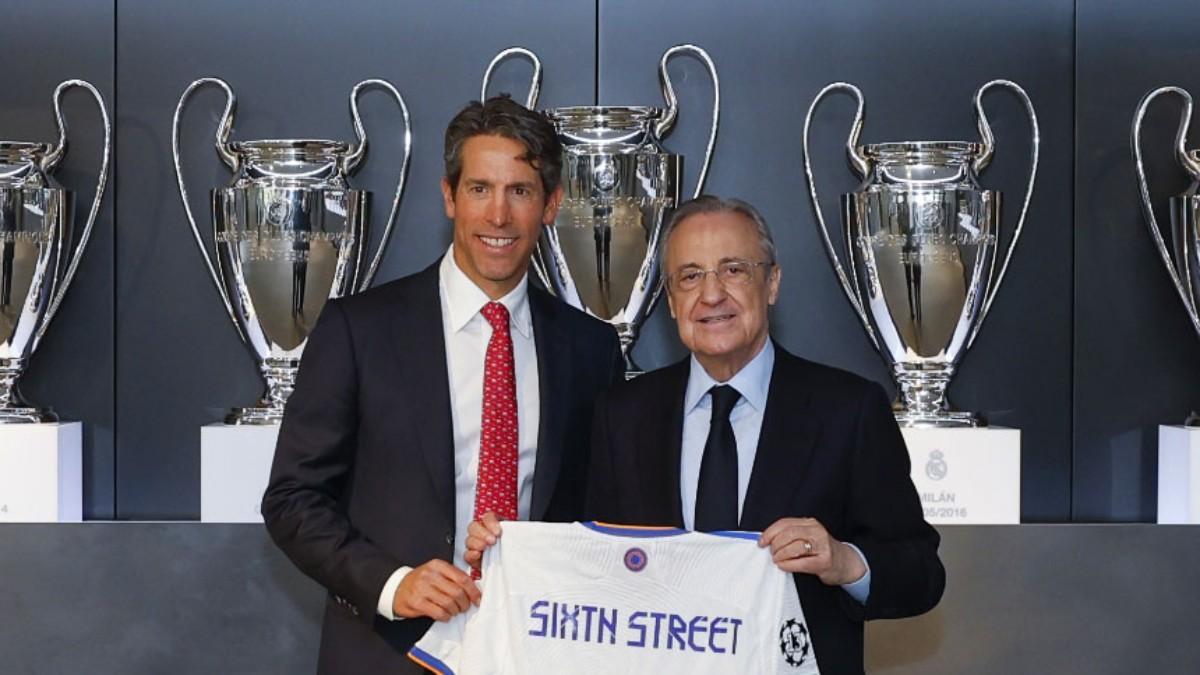 Alan Waxman, cofundador y CEO de Sixth Street, junto a Florentino en mayo pasado en el Bernabéu.