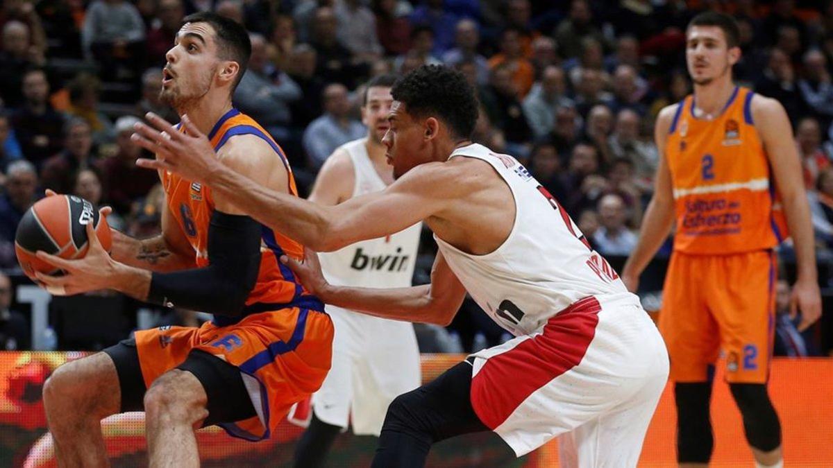 Alberto Abalde junto a Augustine Rubit, del Zalgiris