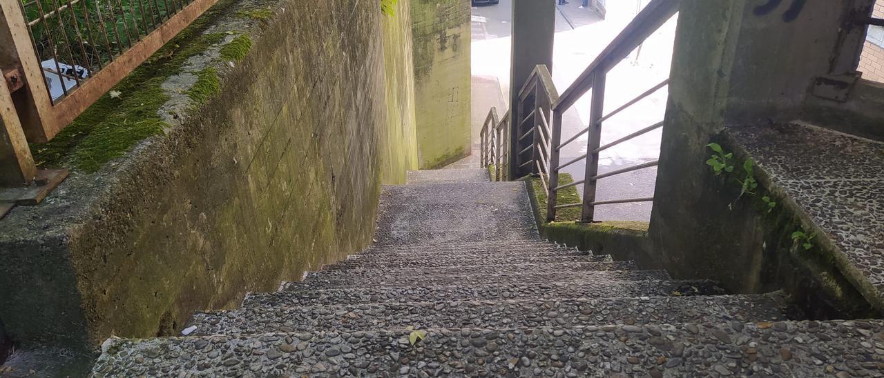 Lúgubres y "rompepiernas": así son las peores escaleras de Vigo