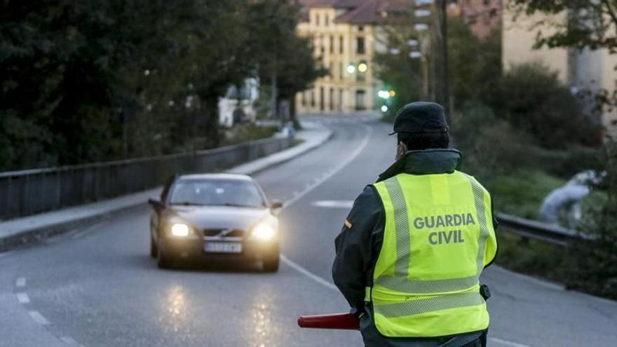 Multados con 200 euros decenas conductores asturianos por llevar la baliza V-16, pero tener el distintivo caducado: la Guardia Civil redobla los controles