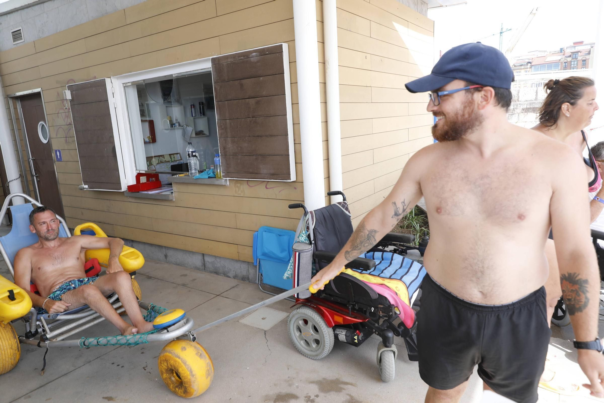 Así funciona el servicio para personas con discapacidad en la playa de Poniente (en imágenes)