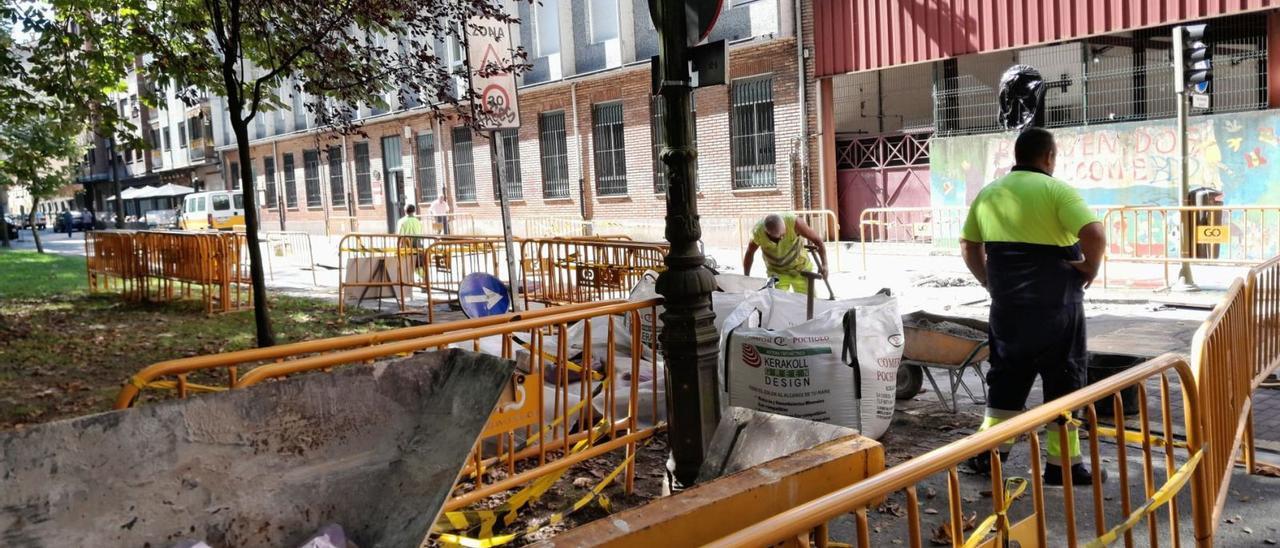 Los trabajos en la calle Leopoldo Fernández Nespral de Sama. | L. M. D.