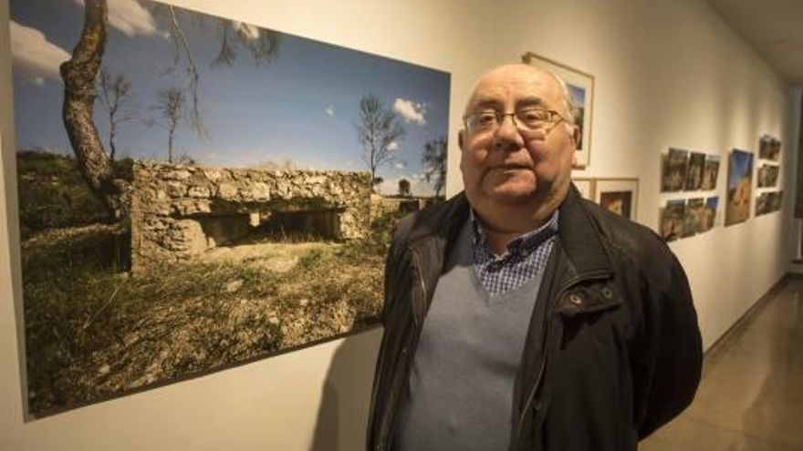 Aleixandre, junt a una de les seues fotos de La Immediata exposades al Col·legi Rector Peset.