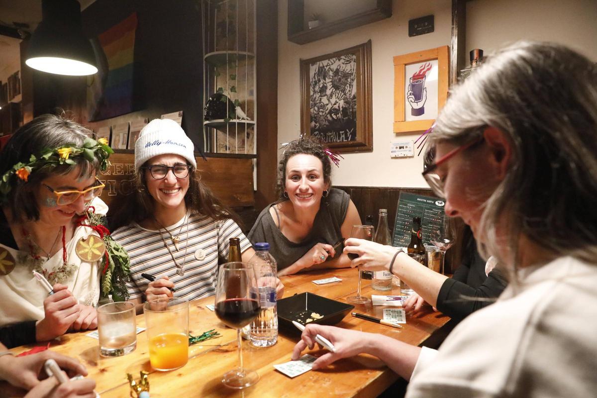 EN IMÁGENES: Las Comadres de Avilés sacan la fiesta a la calle