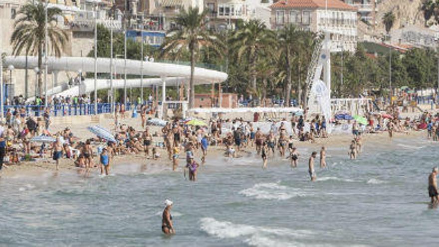 Una imagen de la playa del Postiguet el pasado domingo