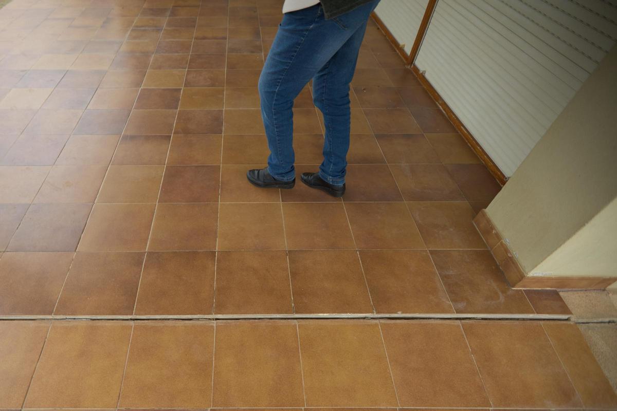 Les fotos dels desperfectes en una casa per les obres de la variant d'Anglès