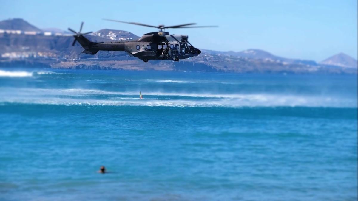 Un helicóptero del SAR realiza un rescate de una persona en el mar en Canarias.