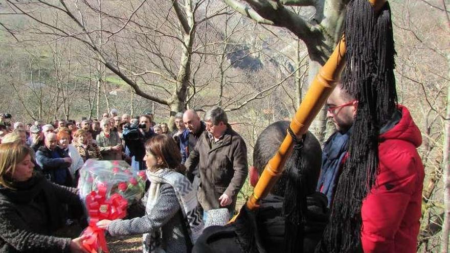 Gimena Llamedo y Adriana Lastra, depositando un ramo de rosas junto al árbol donde se esparcieron las cenizas de Corces.