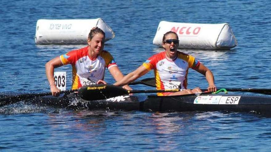 Eva Barrios celebra con alegría y rabia su bronce junto a Aurora Figueras.