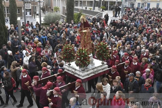 Los romeros acompañan a la Santa pese al frío.