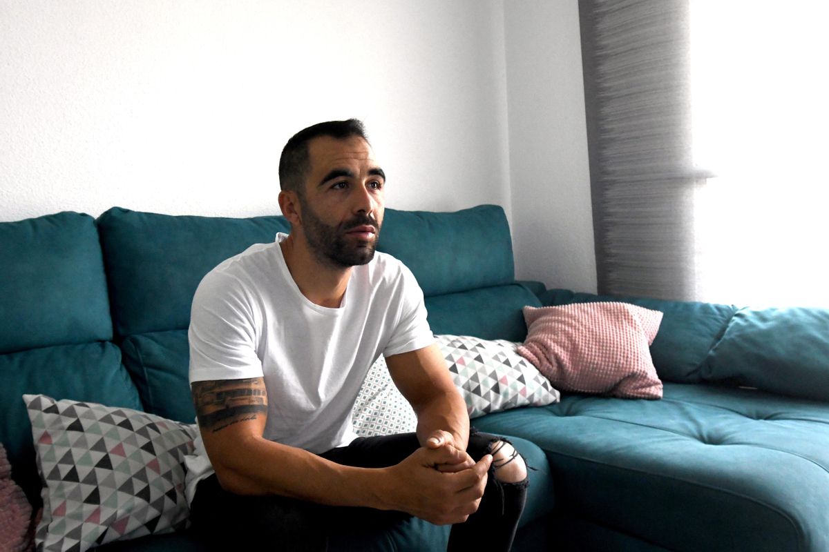 El joven Andrés Martínez, en el sofá de su vivienda.