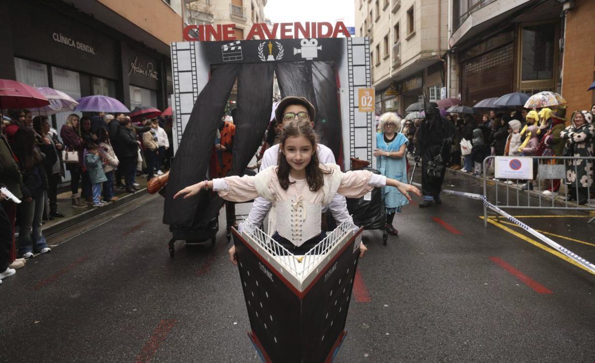 Dos niños de Rianxo, en la popular escena de la película «Titanic» | NOÉ PARGA