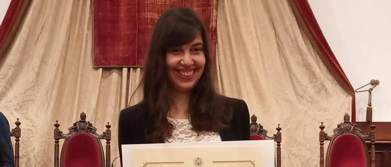 Verónica Viñuela Gorjón, orgullosa con su diploma.