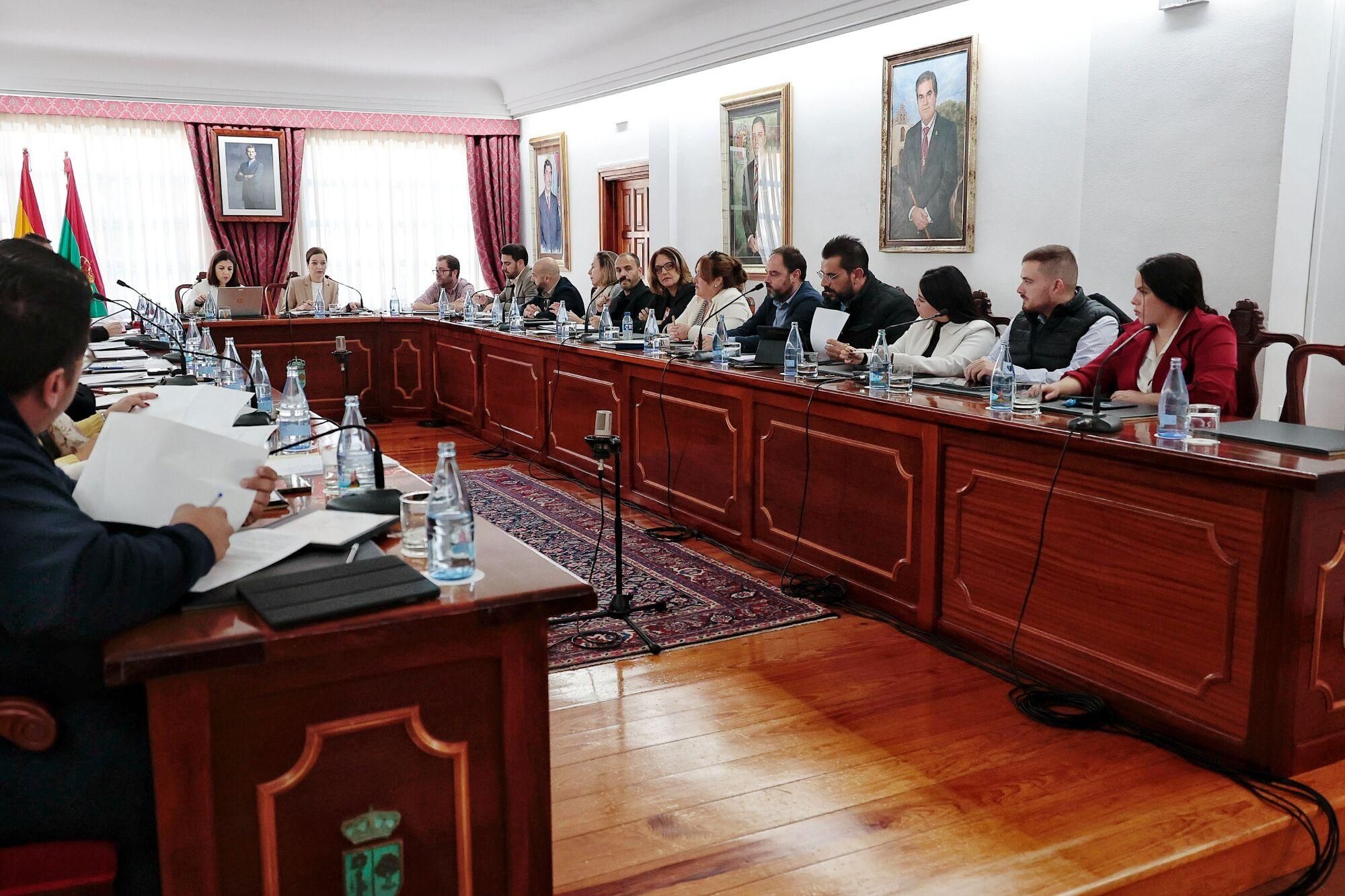 Pleno para destituir a Más por Arona e incorporar a Vox al gobierno municipal