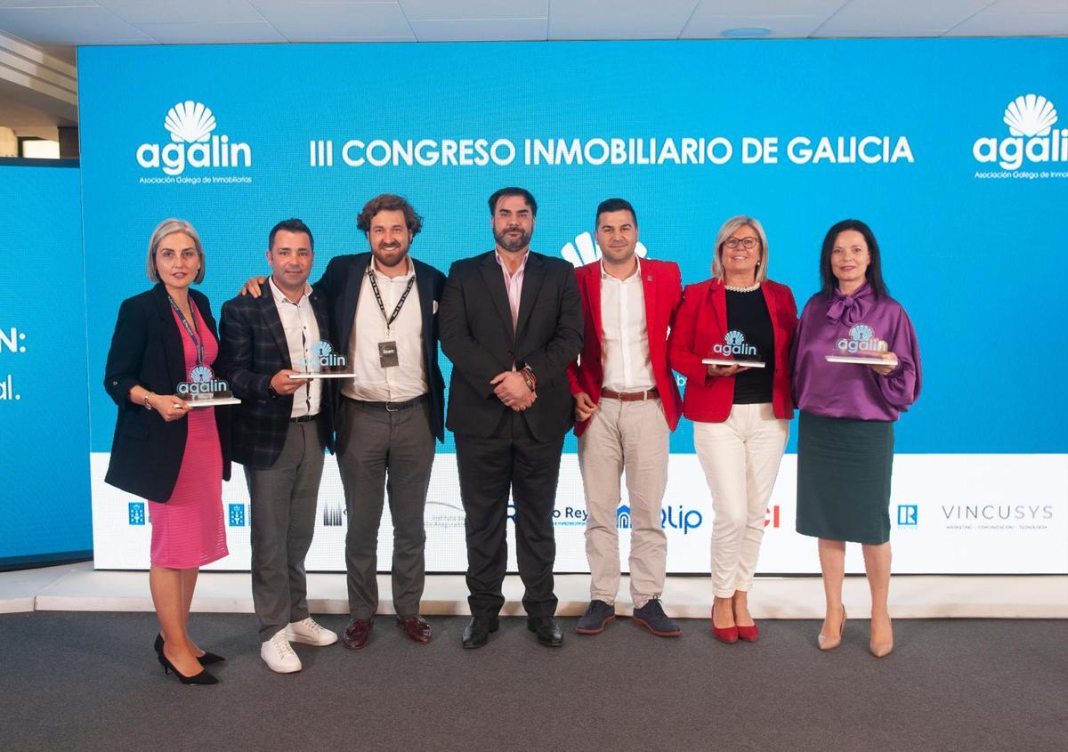 Carlos Debasa, presidente de Agalin, en el centro, con los galardonados. Foto: Novoa