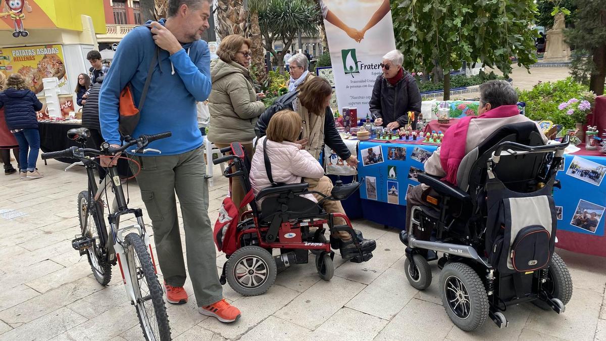 Usuarios en la feria de la Discapacidad organizada en 2022 en La Glorieta