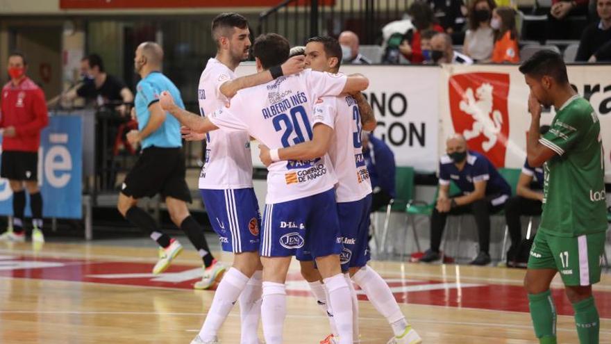 Los jugadores del Fútbol Emotion celebran un gol en el Siglo XXI.