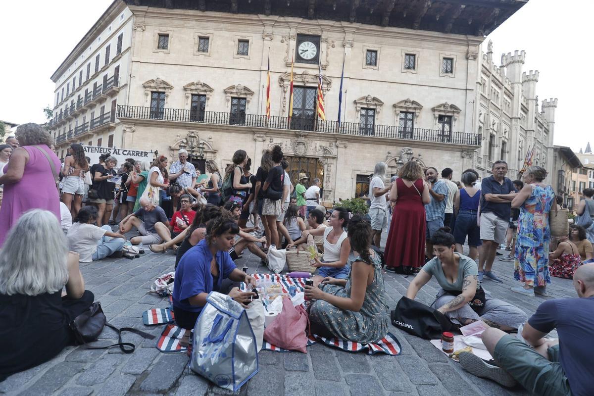 El Col·lectiu Brunzit llama a cenar de pie en la plaza de Cort para protestar por el veto de Cort a su Sopar a la Llesca