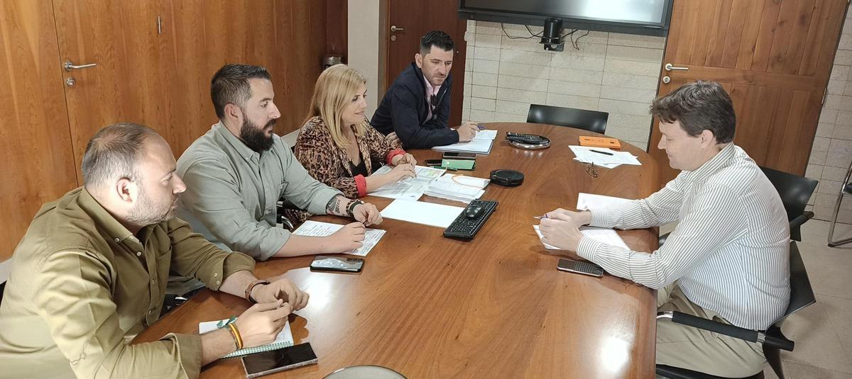 Los concejales de Vox, a la izquierda, frente al edil de Hacienda, Toni Gallego, en el encuentro de este miércoles.