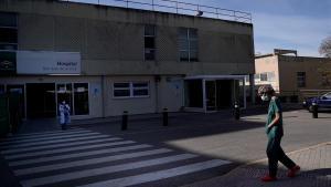 Sanitarios a las puertas del Hospital de Úbeda (Jaén).