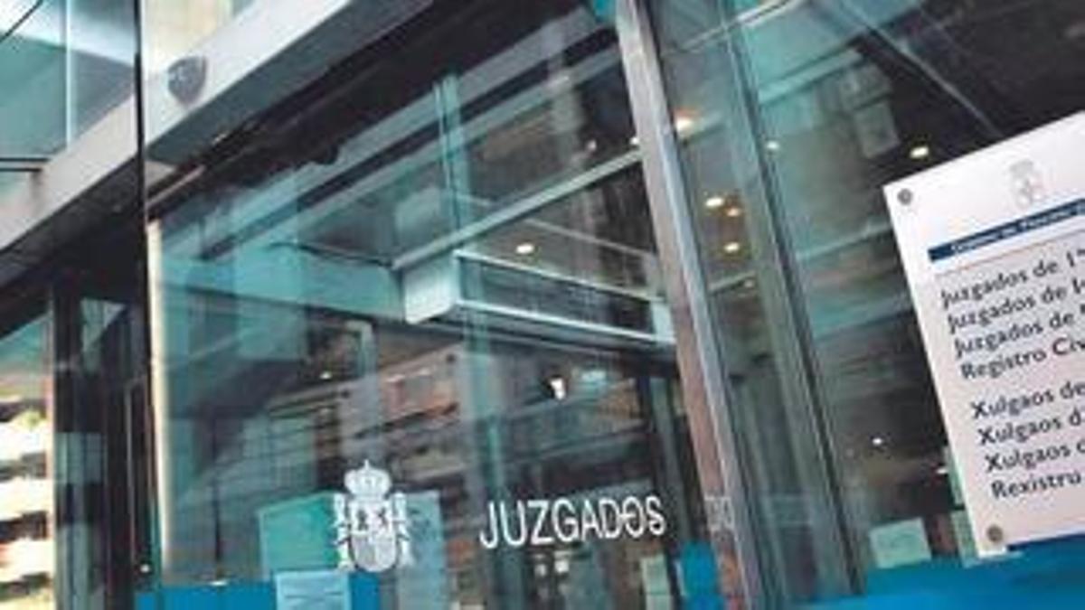 Agarra del cuello, tira del pelo, arroja al suelo y pisa la cabeza a una anciana a la que cuidaba en Mieres: piden dos años de prisión para la acusada