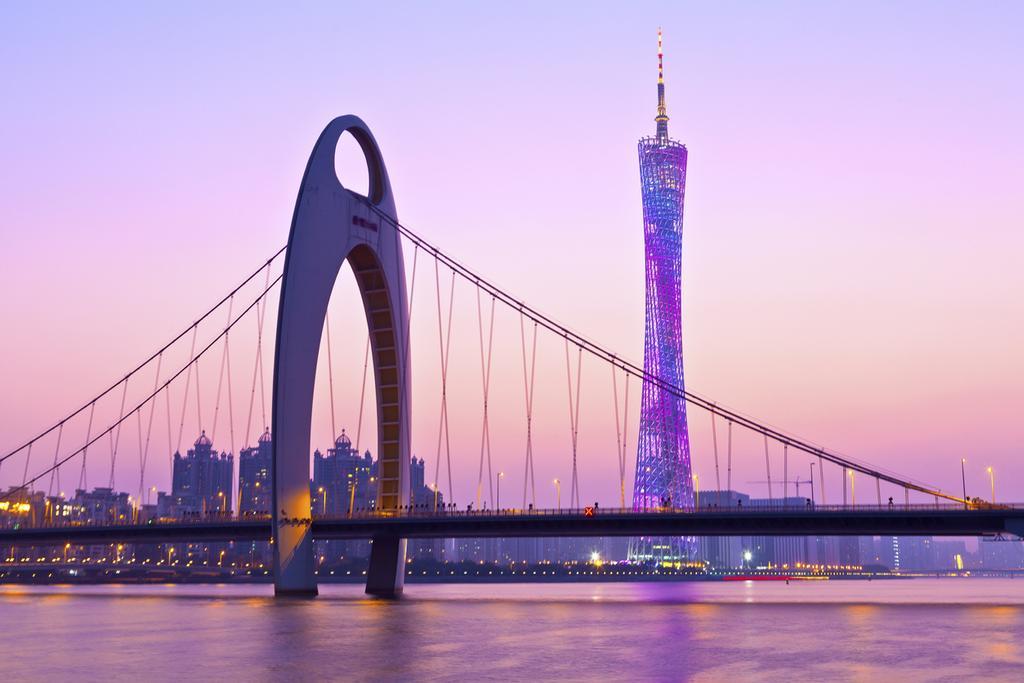 El Liede Bridge se alza majestuoso sobre el río Pearl.