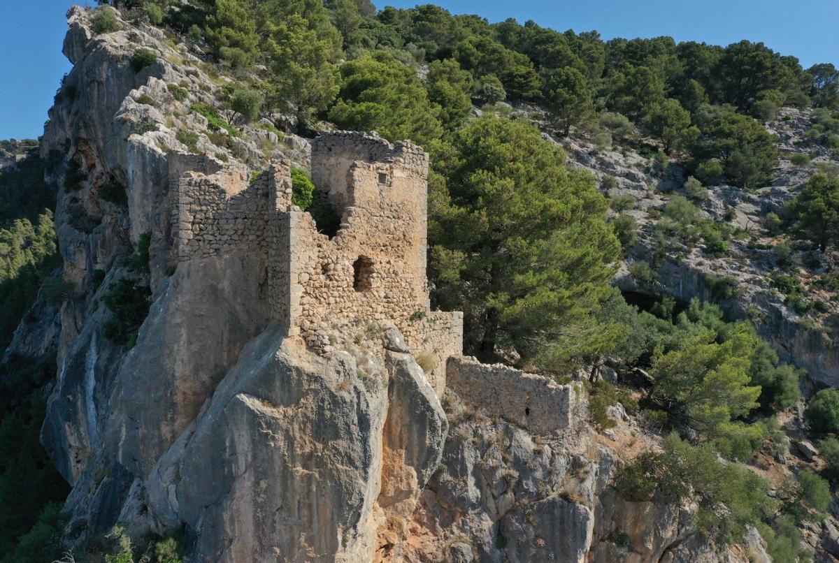 Imagen de la torre de sa Cova de Sant Antoni del castillo de Alaró, una de las más deterioradas del conjunto histórico.