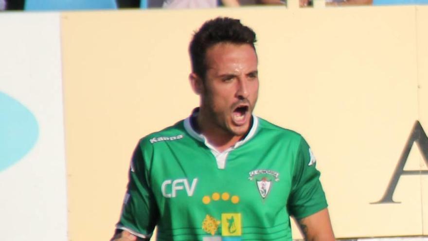 Álvaro González celebra uno de los tantos conseguidos con el Villanovense.
