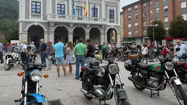 Laviana sobre ruedas: así fue su tradicional concentración de motos clásicas.