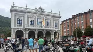 Pasión sobre ruedas en Laviana, en la concentración de motocicletas históricas de los festejos de la Virgen del Otero: "Sin la moto me falta algo"