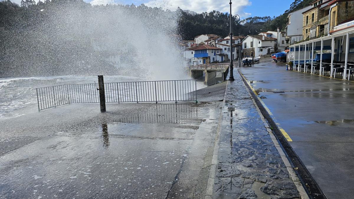 El espectacular oleaje en Tazones, en imágenes