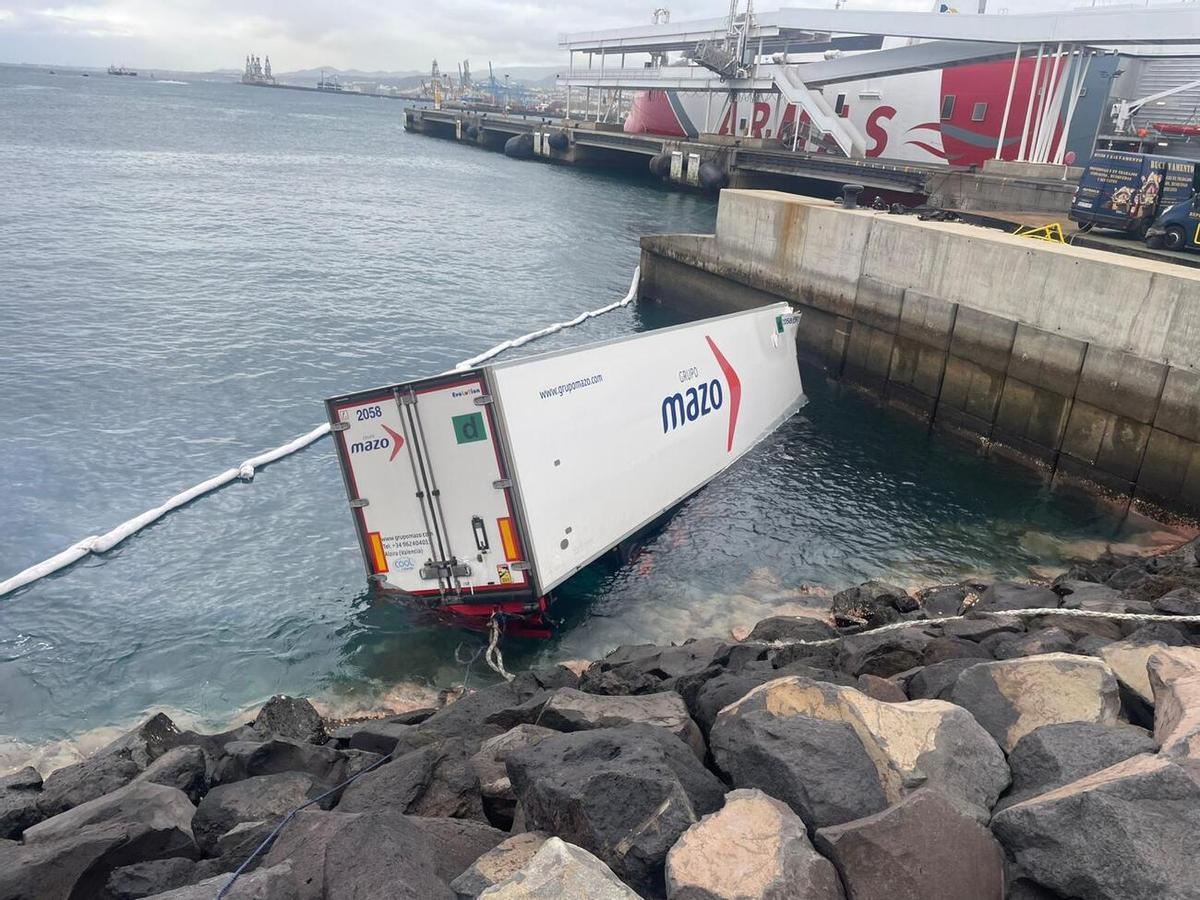 Un camión tráiler cae al mar en la terminal de Naviera Armas en el Puerto de Las Palmas