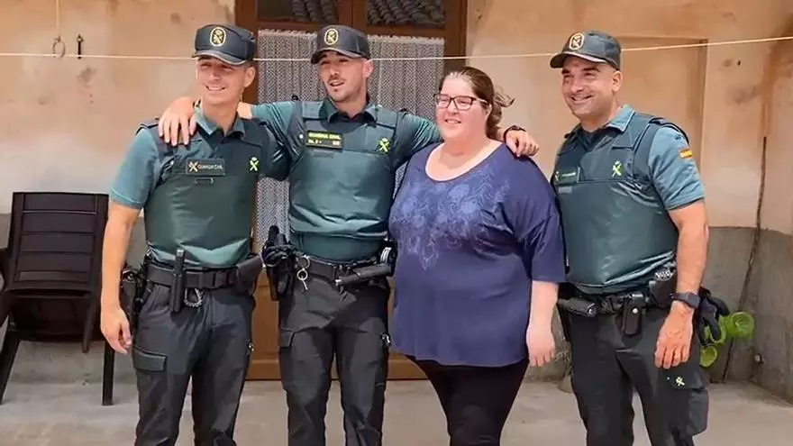 Reencuentro de una vecina de Campos y los guardias civiles que salvaron su casa de un incendio
