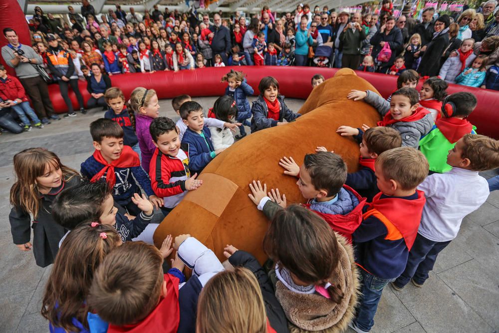 Los niños se suman a las celebraciones de las fiestas patronales en la segunda edición del encierro, con toros hinchables