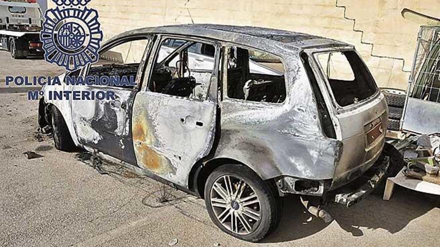 Estado en el que quedÃ³ el coche incendiado en la madrugada de ayer en Manacor.