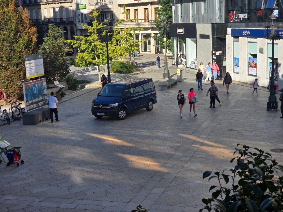 La circulación rodada no cesa en las zonas peatonales de Vilagarcía, ni siquiera con el control policial ejercido.
