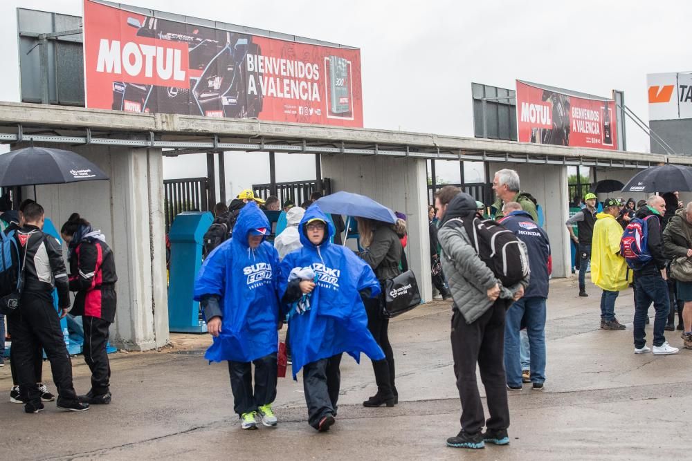 Más de 170.000 valientes desafían a la lluvia en Cheste