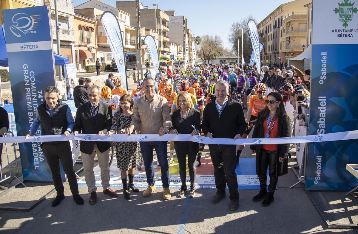 Salida de la tercera etapa de la Volta en Bétera.