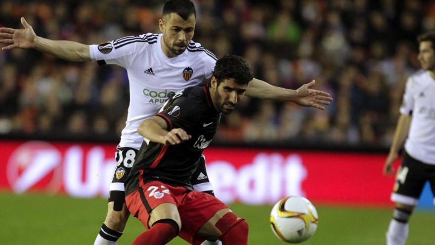 Javi Fuego acompaña a Piatti en el Espanyol