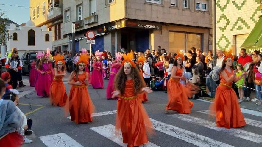 Una de las comparsas, ayer, durante el desfile del Entroido de Gondomar. // Sara Prol