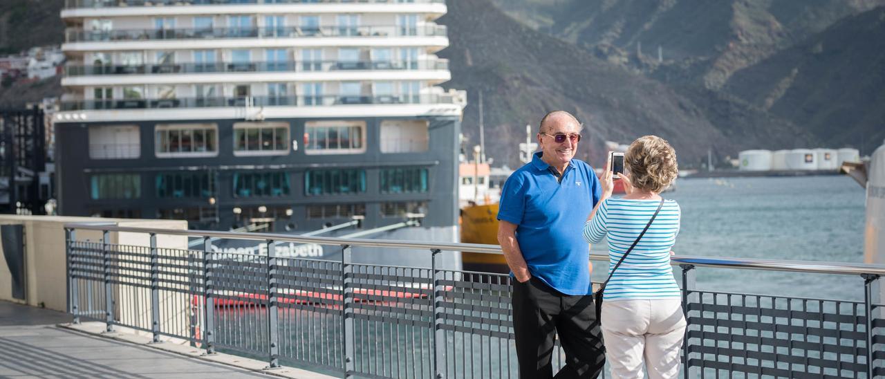 Una pareja de turistas tras desembarcar de un crucero en Santa Cruz de Tenerife.