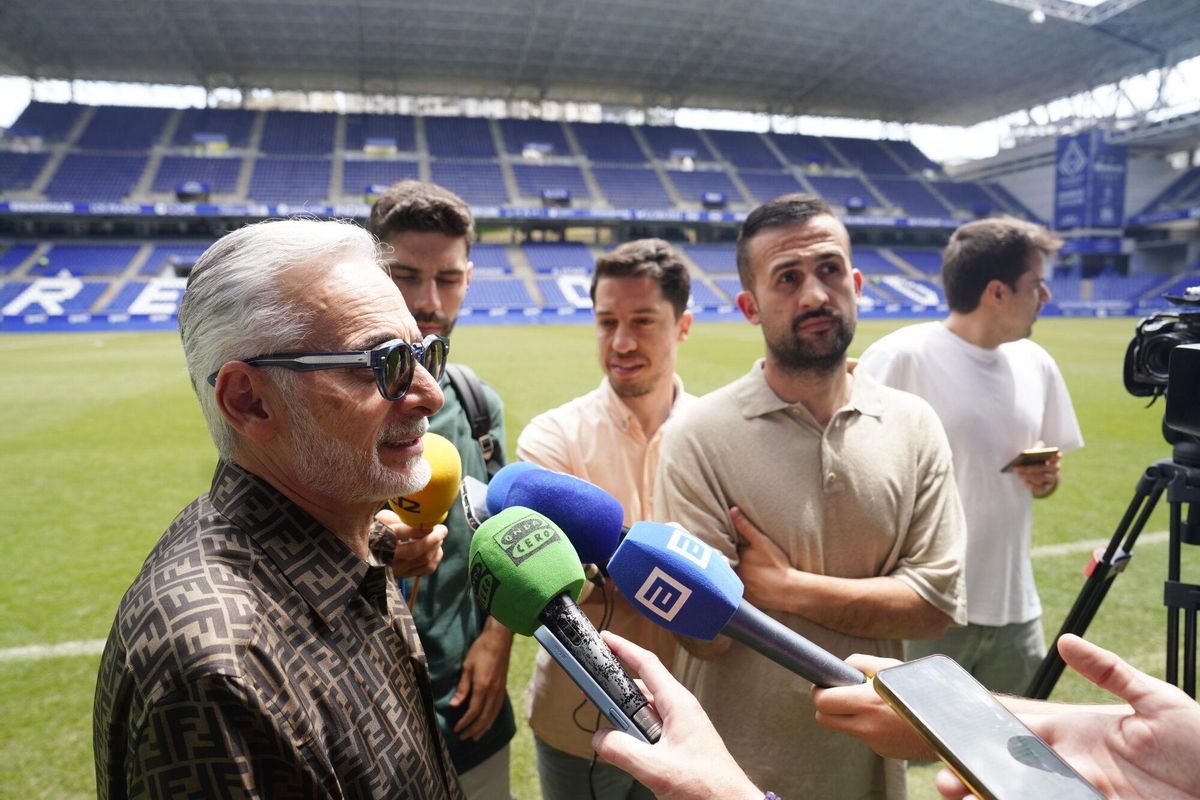 El dueño del Grupo Pachuca y máximo accionista del Real Oviedo, Jesús Martínez, atiende a los medios sobre en el estadio Carlos Tartiere en la previa a la final por el ascenso a Primera.