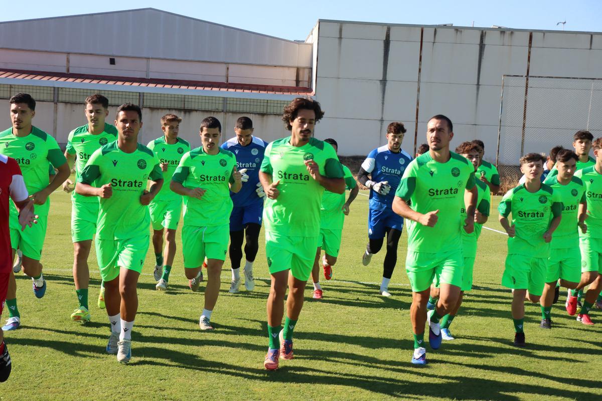 Jugadores del Extremadura en el primer entrenamiento.