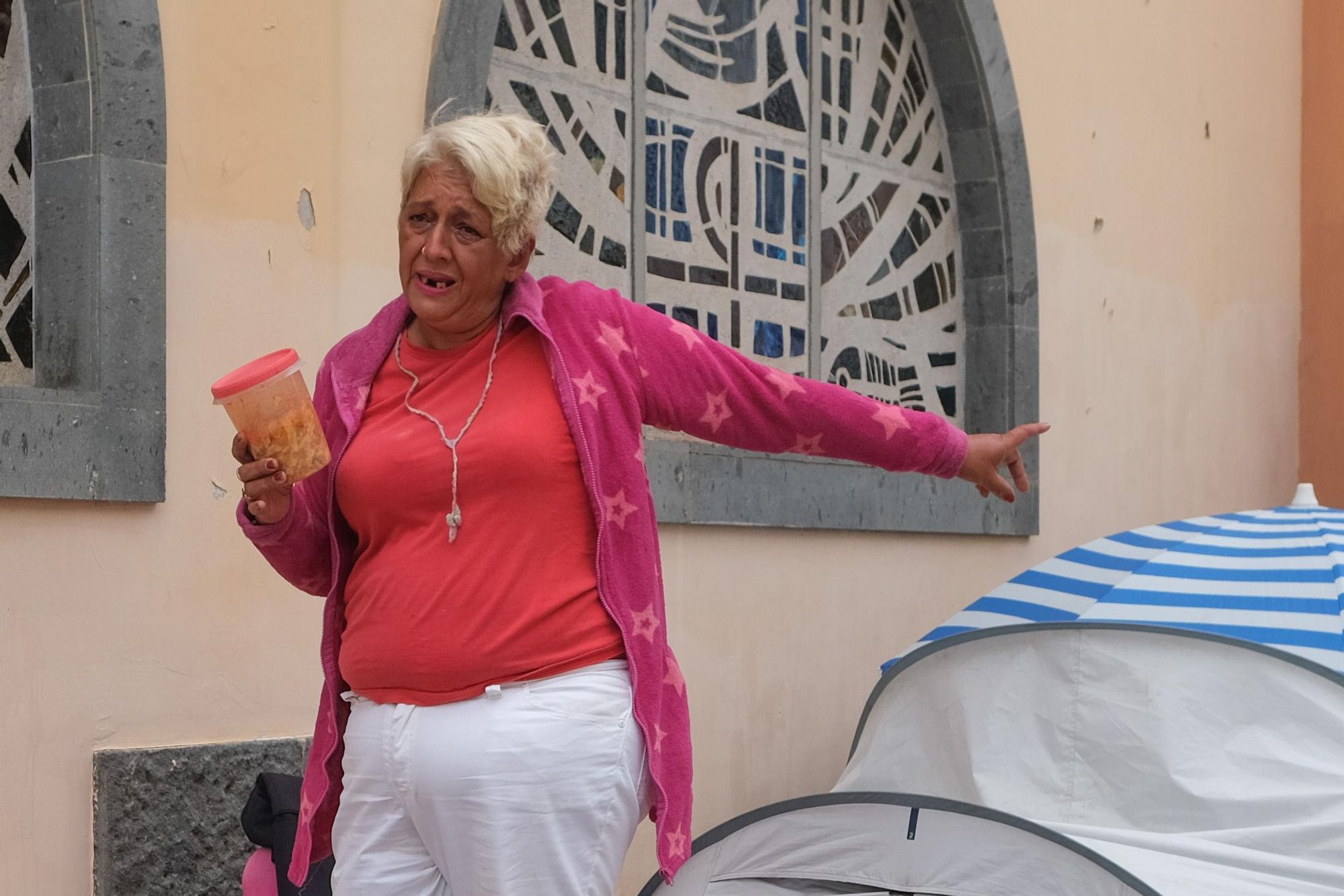 Personas sin hogar viven en el entorno de la iglesia de Santa Isabel de Hungría