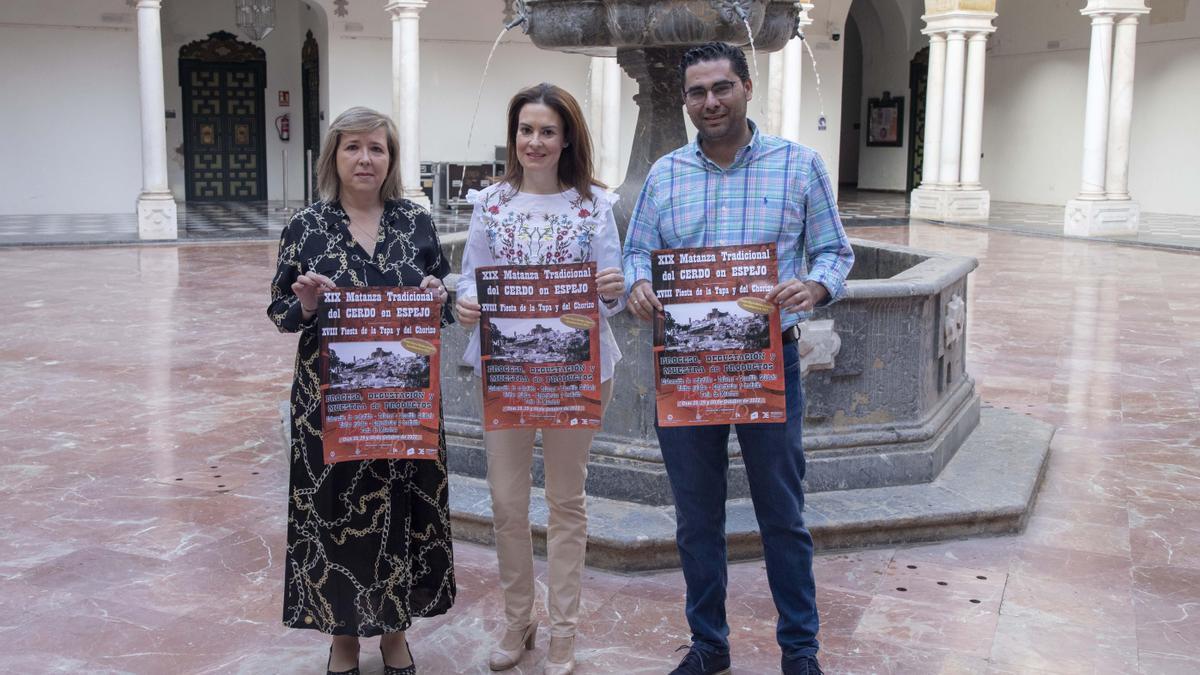 Maite Reyes, Inmaculada Silas y Florentino Santos muestran el cartel.